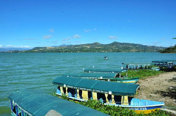 Lago de Suchitlán, ao lado de Suchitoto, nas montanhas no norte de El Salvador